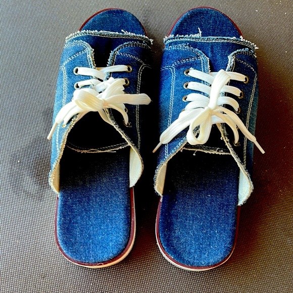 Slip on stresses denim shoe! - Picture 2 of 8